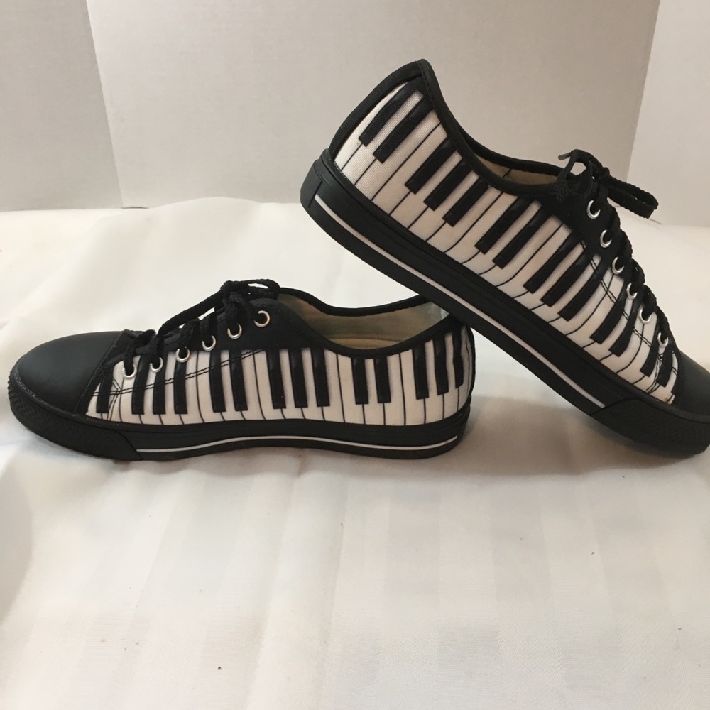 Piano key low top shoes. Like new condition. US10(E41)